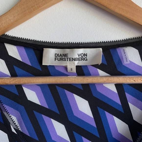 Diane Von Furstenberg SILK V-NECK SLEEVELESS TOP - Picture 2 of 3